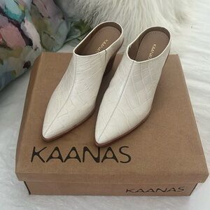 KAANAS booties cream leather croc size 6